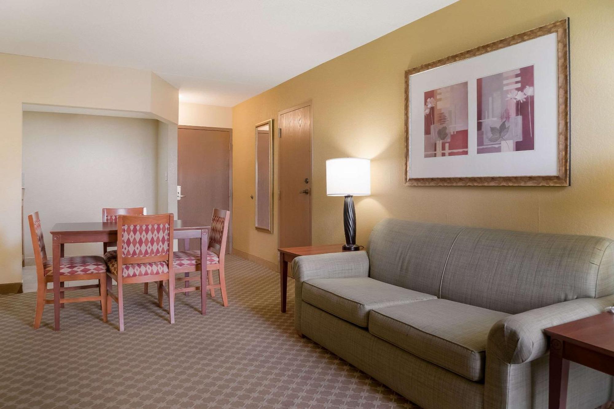 Quality Inn & Suites Saginaw Bagian luar foto