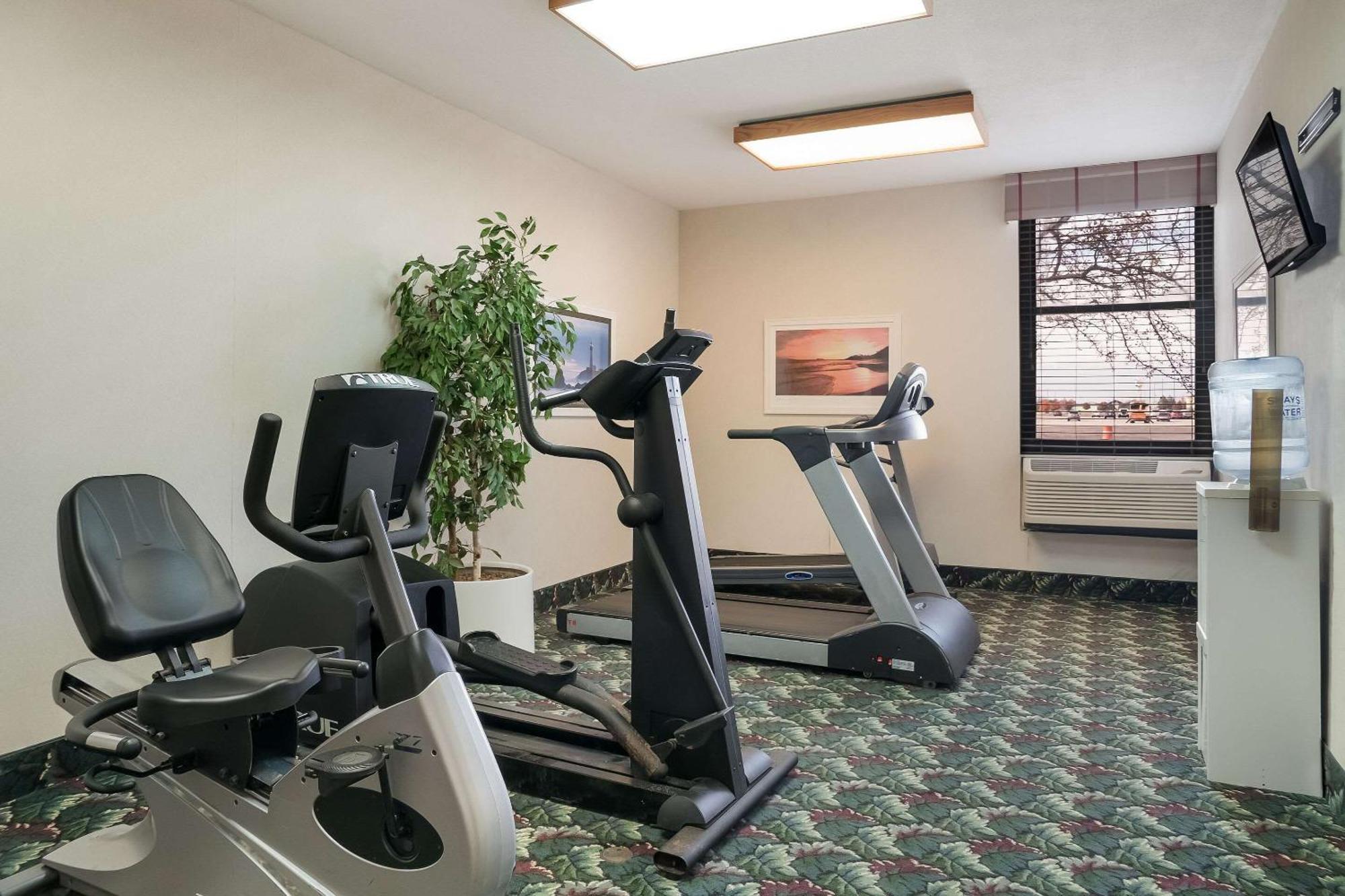 Quality Inn & Suites Saginaw Bagian luar foto
