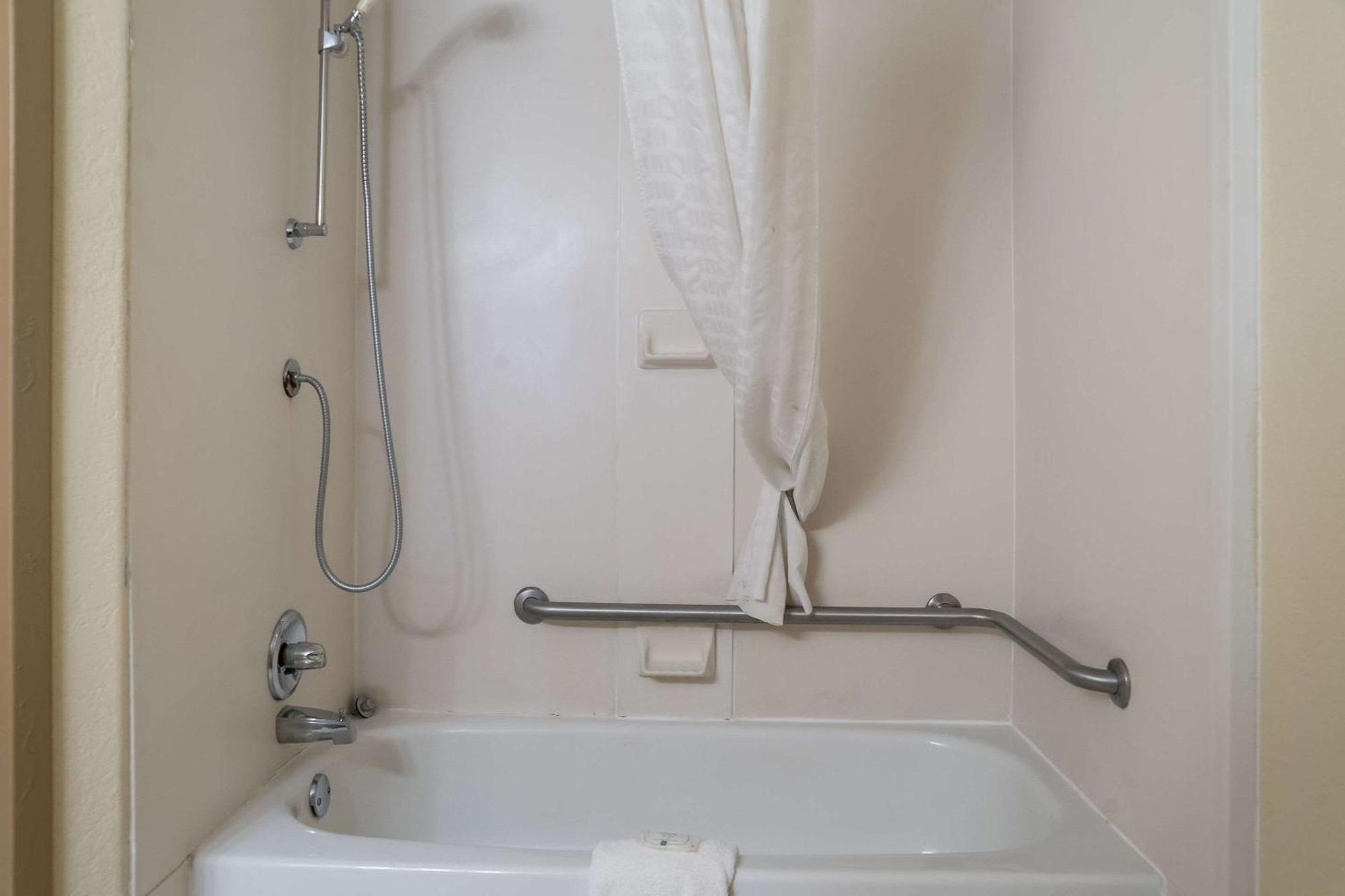 Quality Inn & Suites Saginaw Bagian luar foto