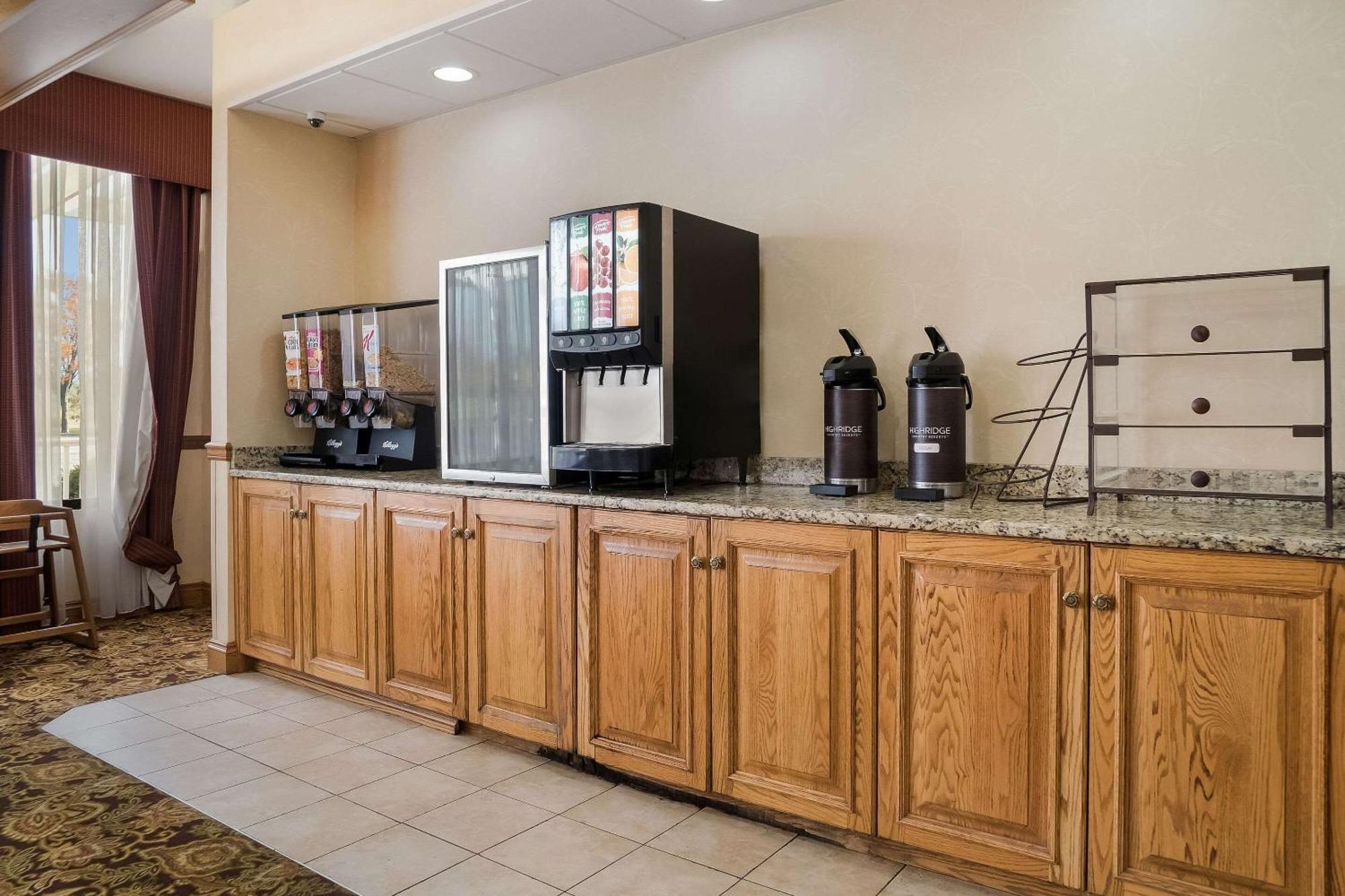 Quality Inn & Suites Saginaw Bagian luar foto