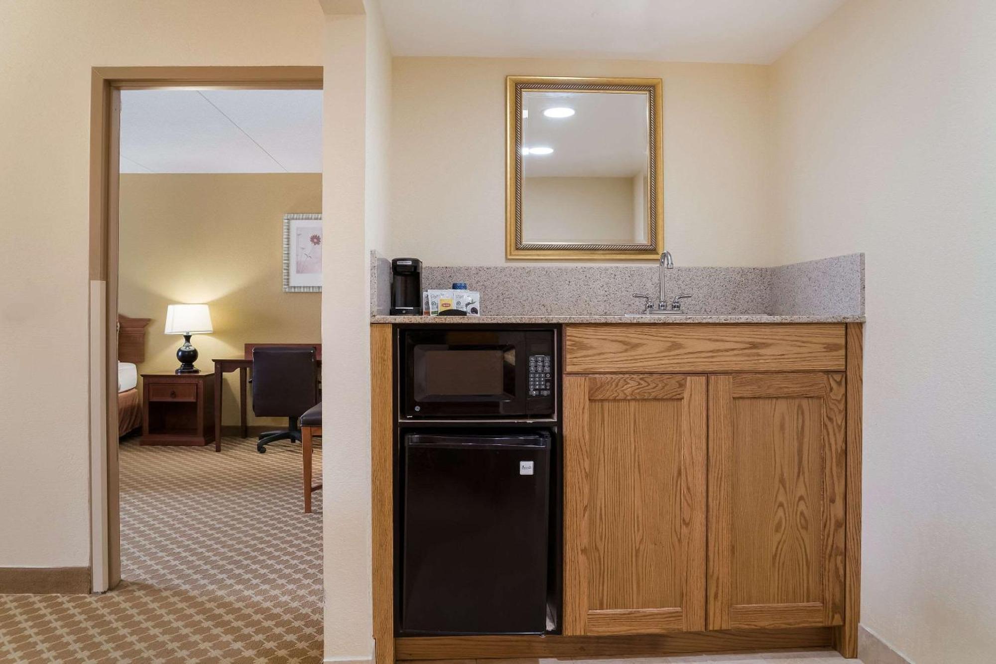 Quality Inn & Suites Saginaw Bagian luar foto