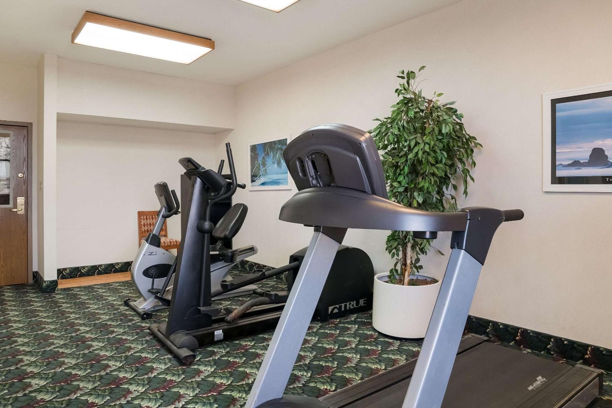 Quality Inn & Suites Saginaw Bagian luar foto
