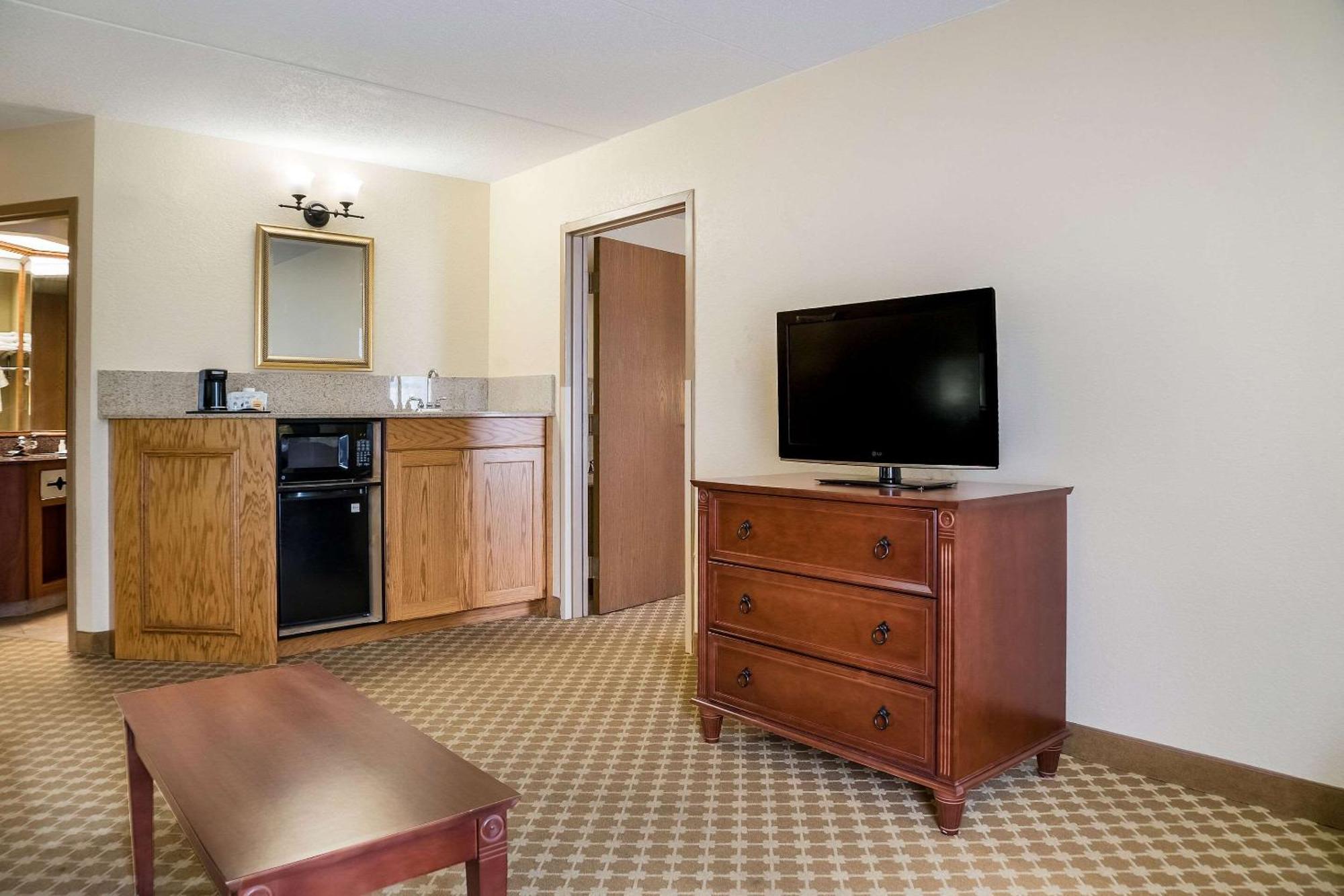 Quality Inn & Suites Saginaw Bagian luar foto