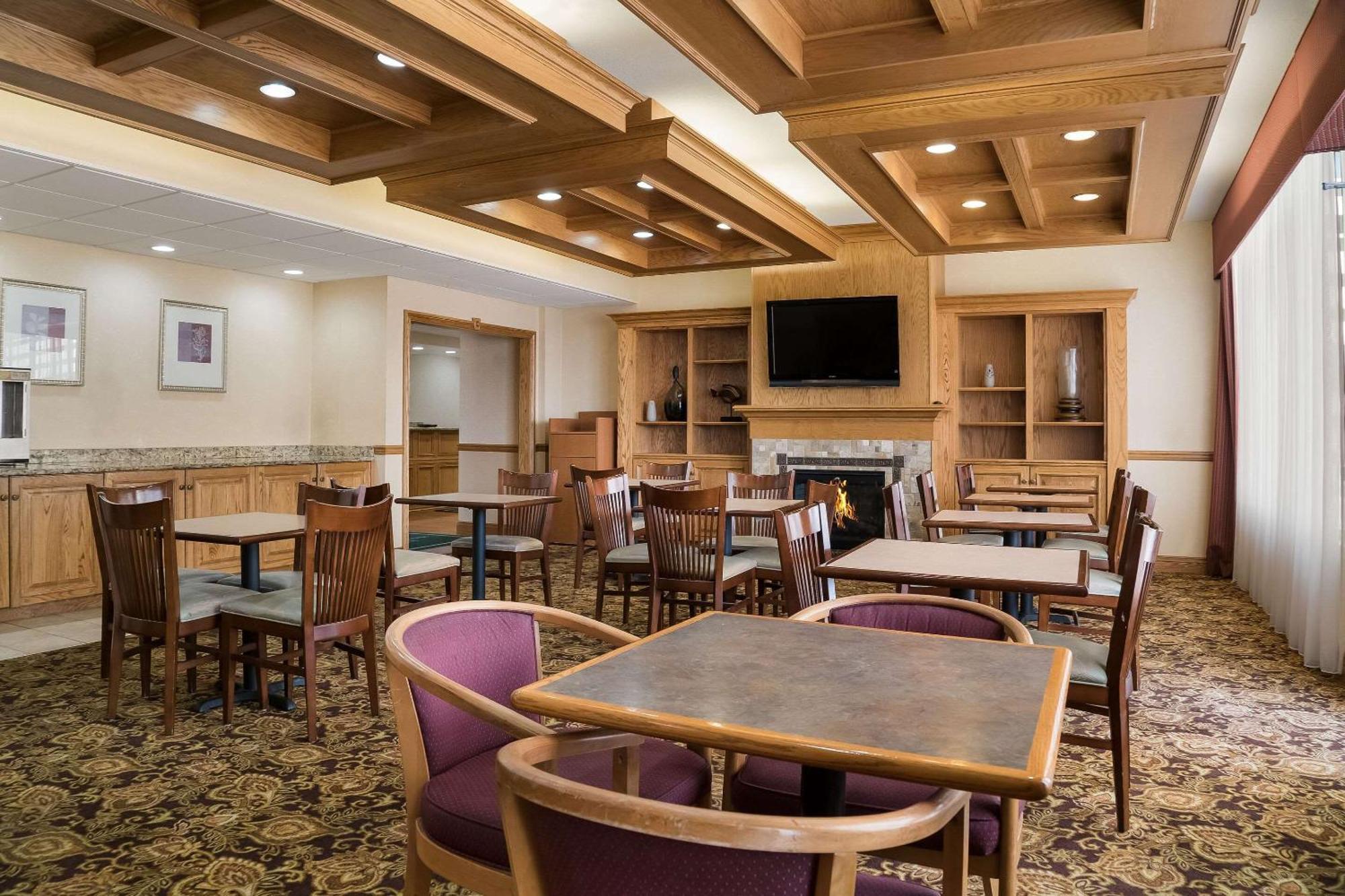 Quality Inn & Suites Saginaw Bagian luar foto