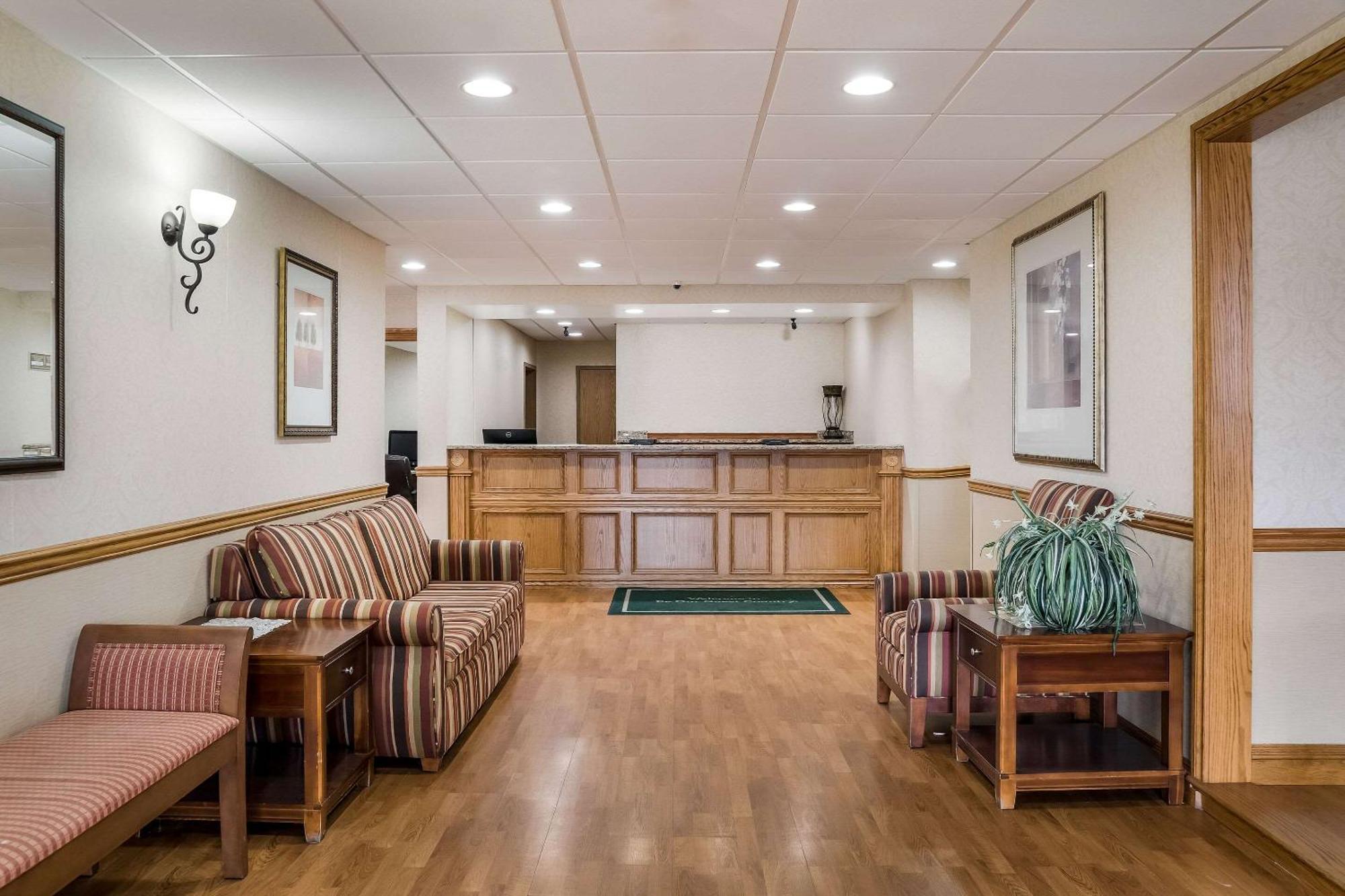 Quality Inn & Suites Saginaw Bagian luar foto