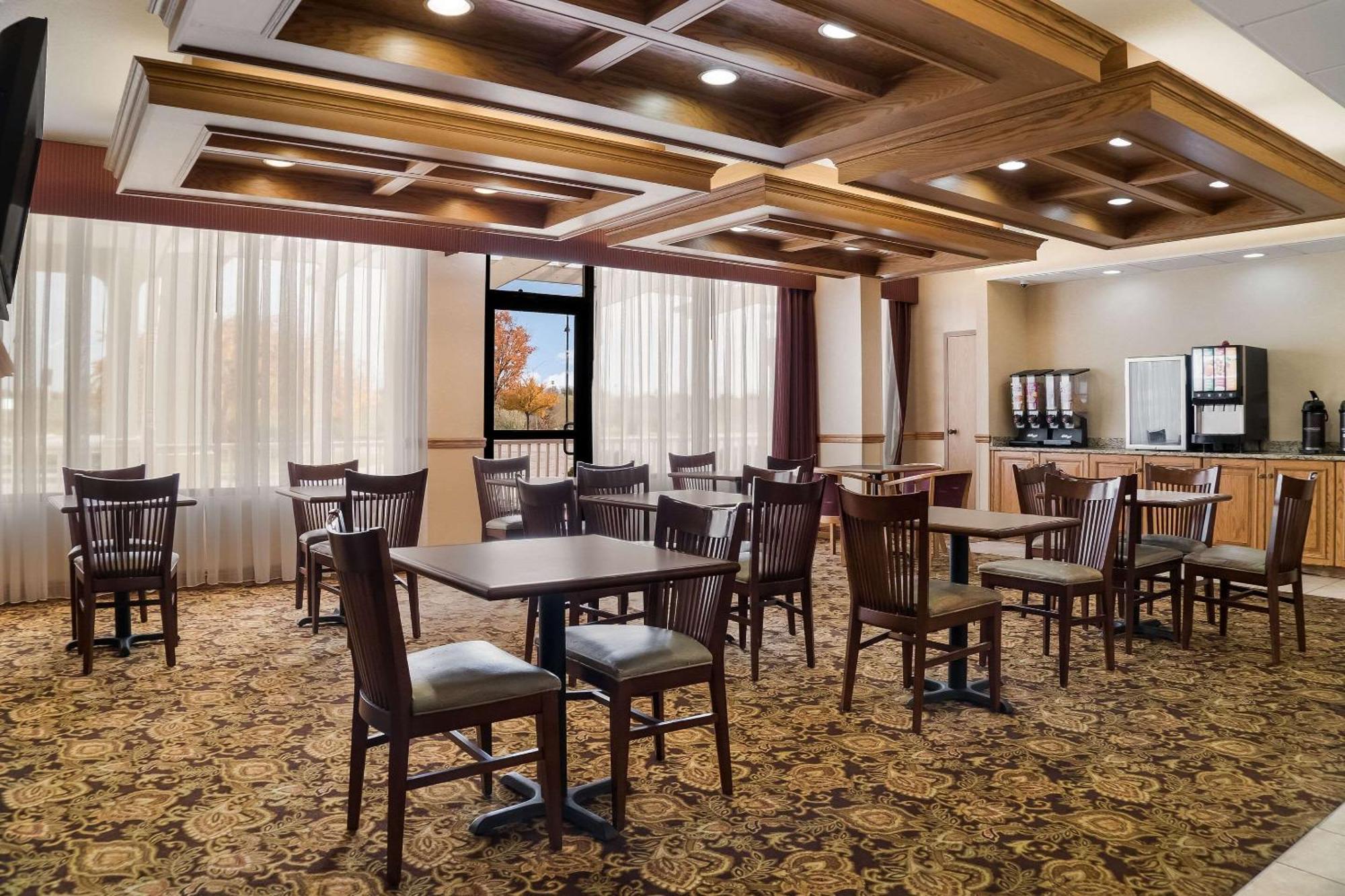 Quality Inn & Suites Saginaw Bagian luar foto