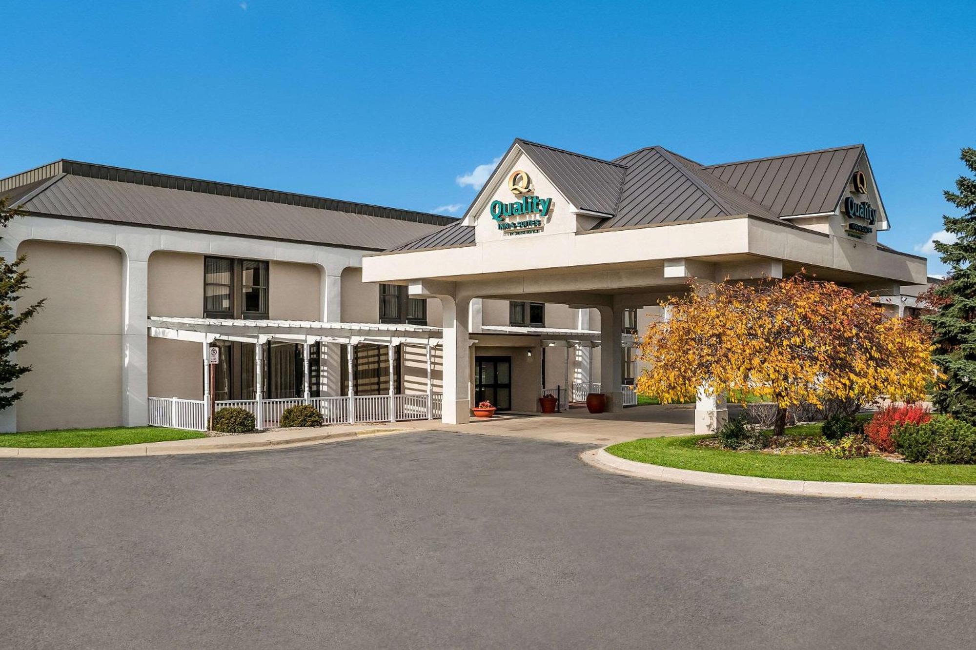 Quality Inn & Suites Saginaw Bagian luar foto