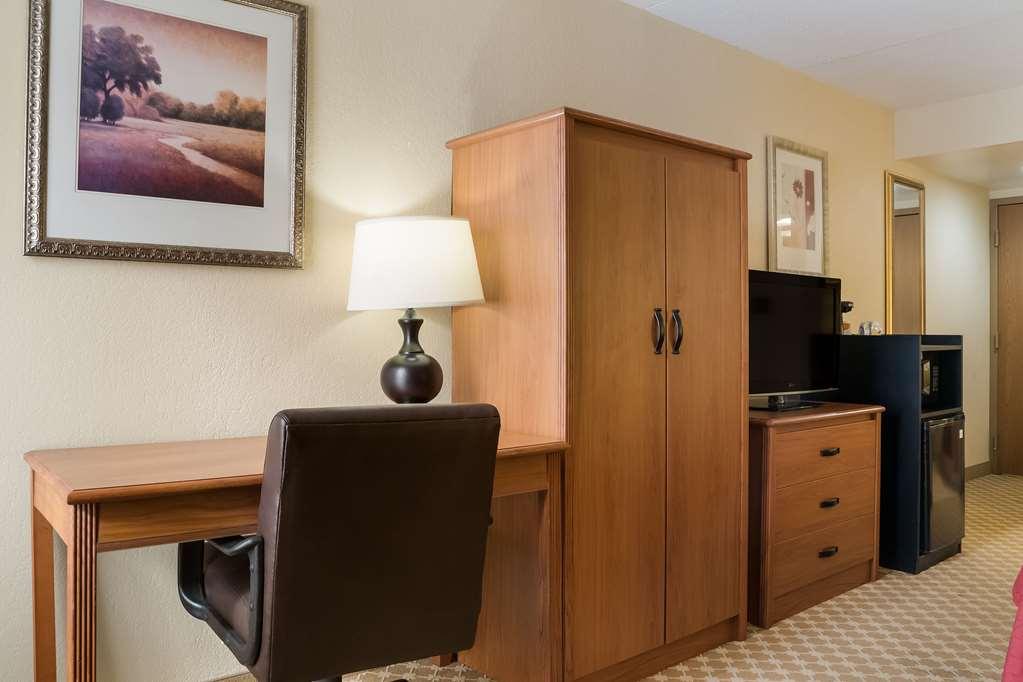Quality Inn & Suites Saginaw Ruang foto