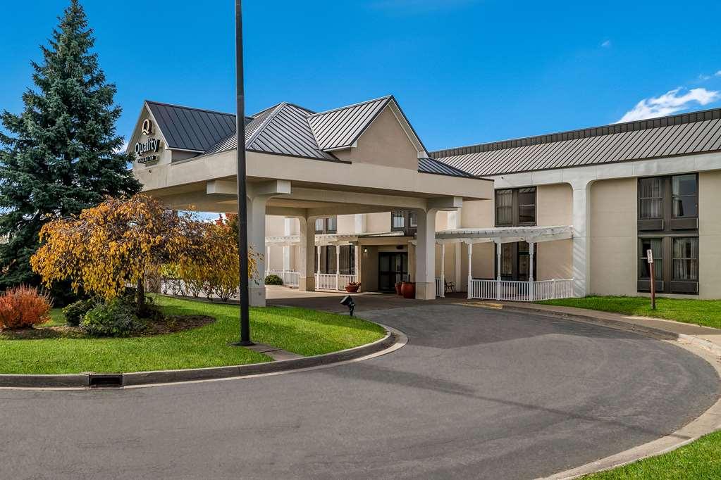 Quality Inn & Suites Saginaw Bagian luar foto