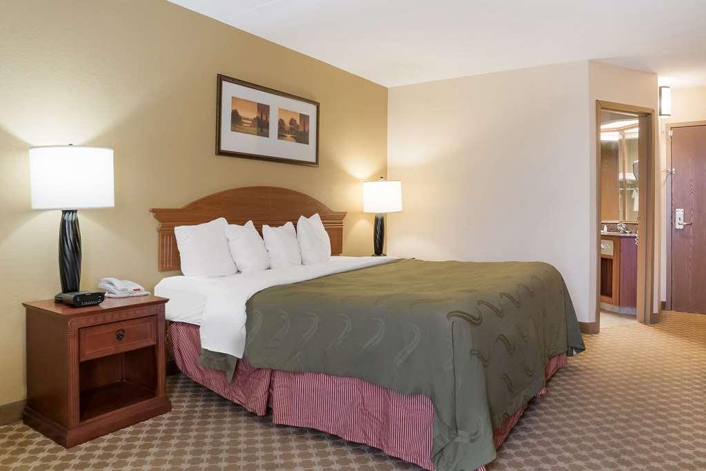 Quality Inn & Suites Saginaw Ruang foto