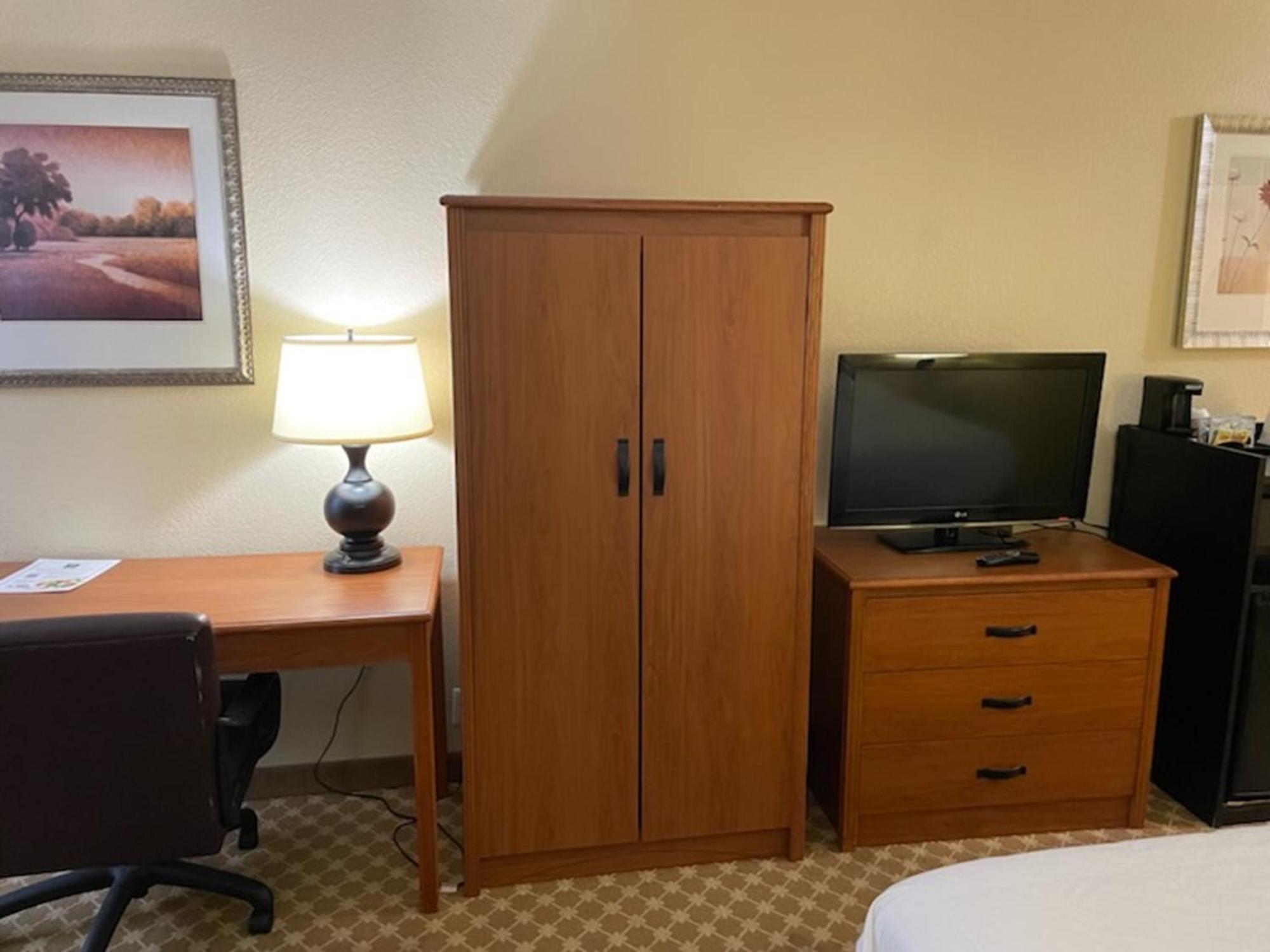 Quality Inn & Suites Saginaw Bagian luar foto