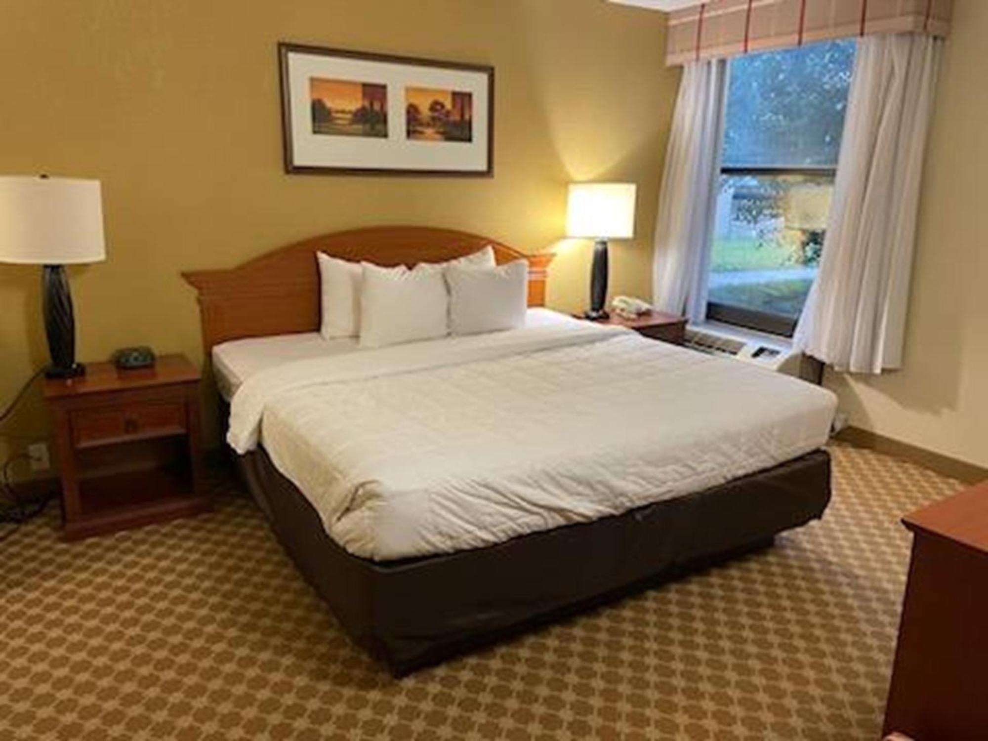 Quality Inn & Suites Saginaw Bagian luar foto