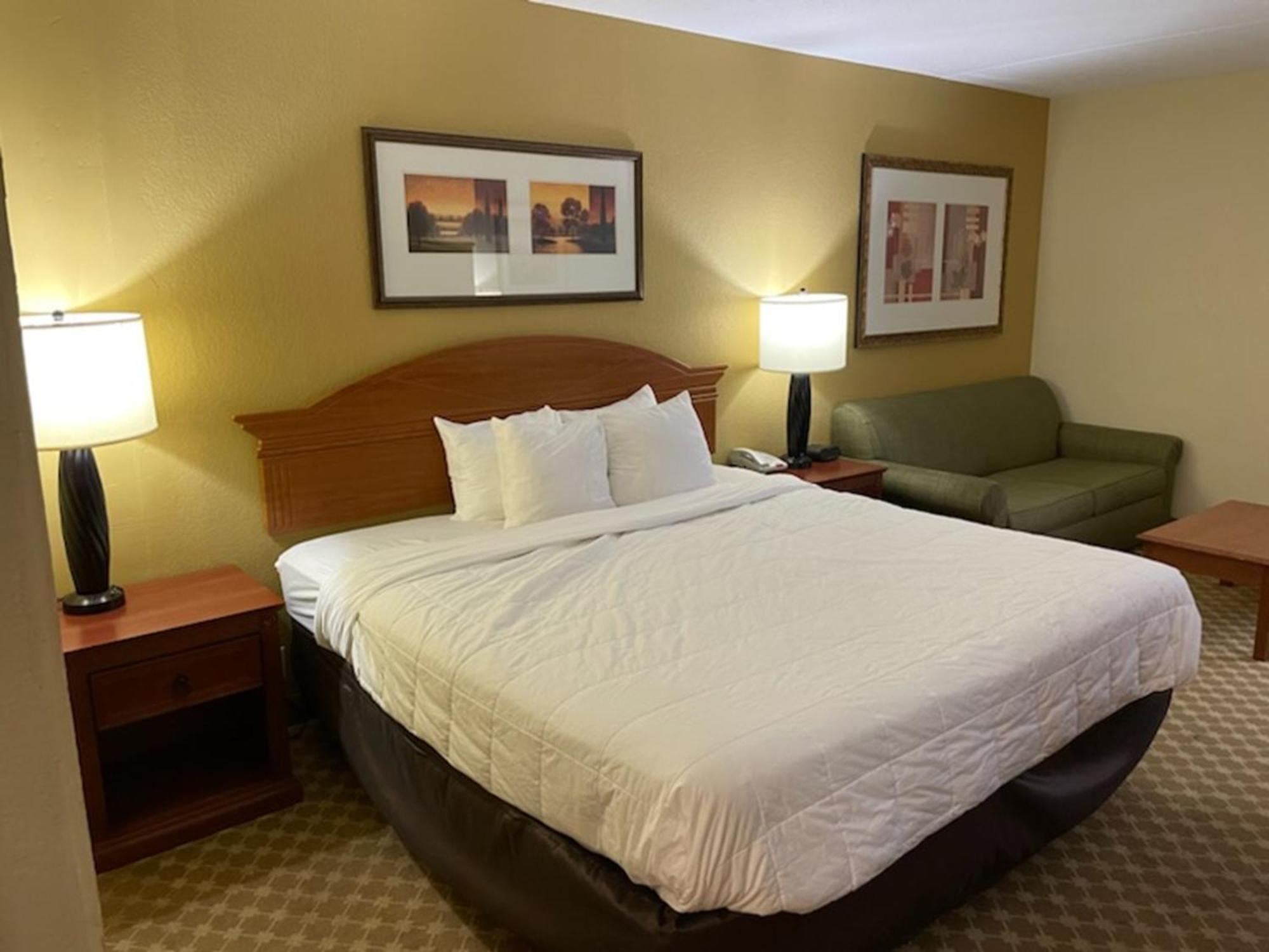 Quality Inn & Suites Saginaw Bagian luar foto
