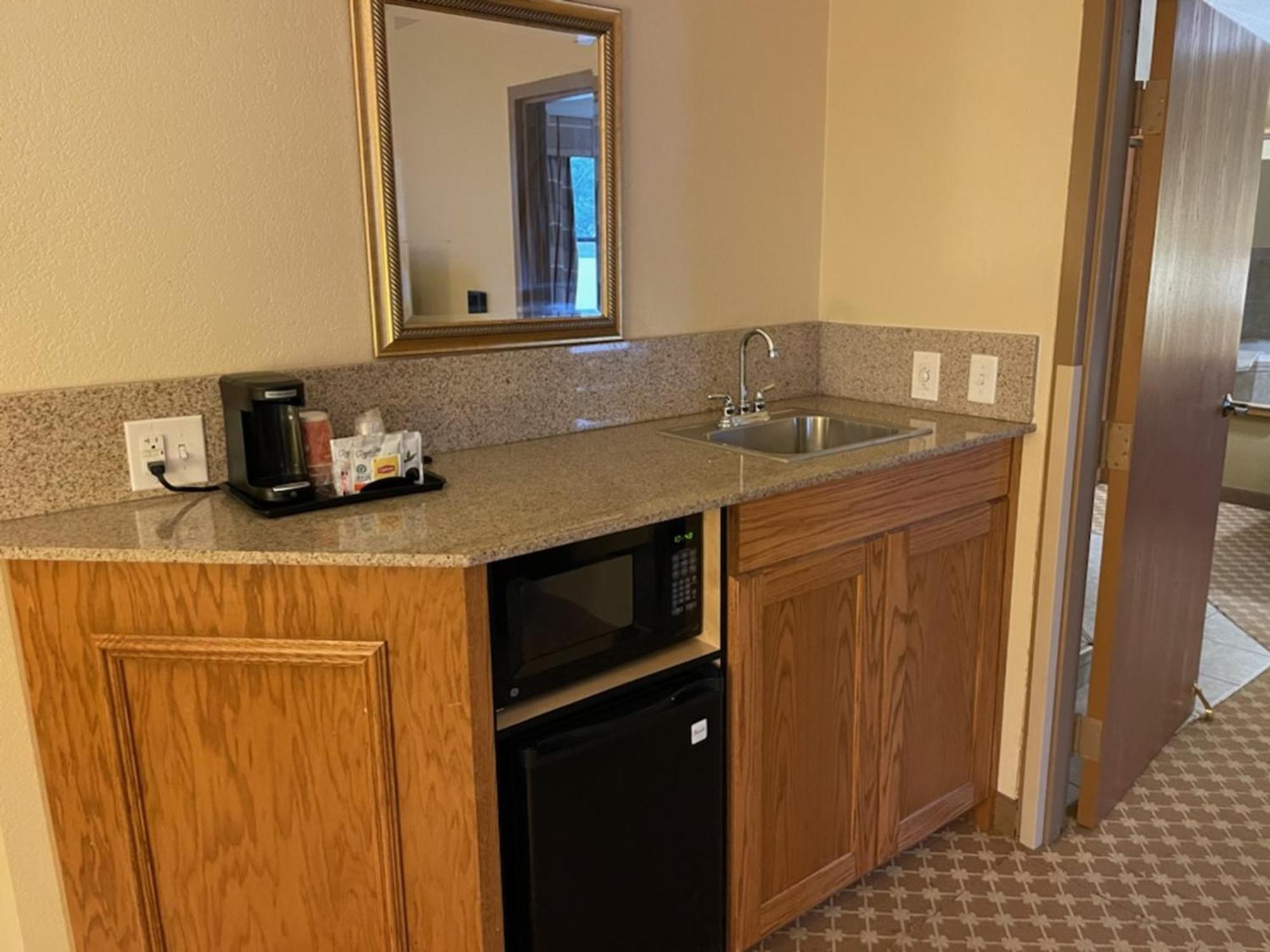 Quality Inn & Suites Saginaw Bagian luar foto