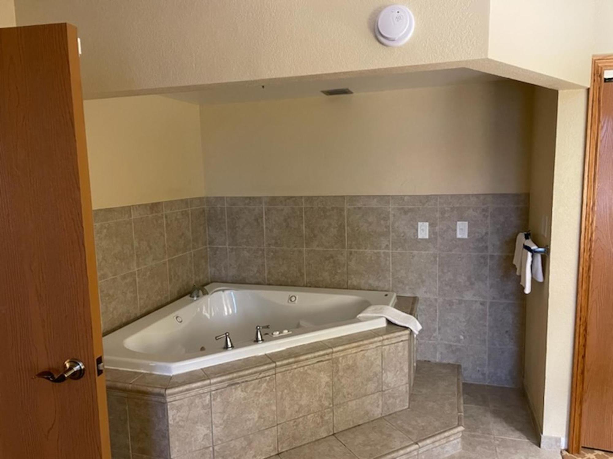 Quality Inn & Suites Saginaw Bagian luar foto