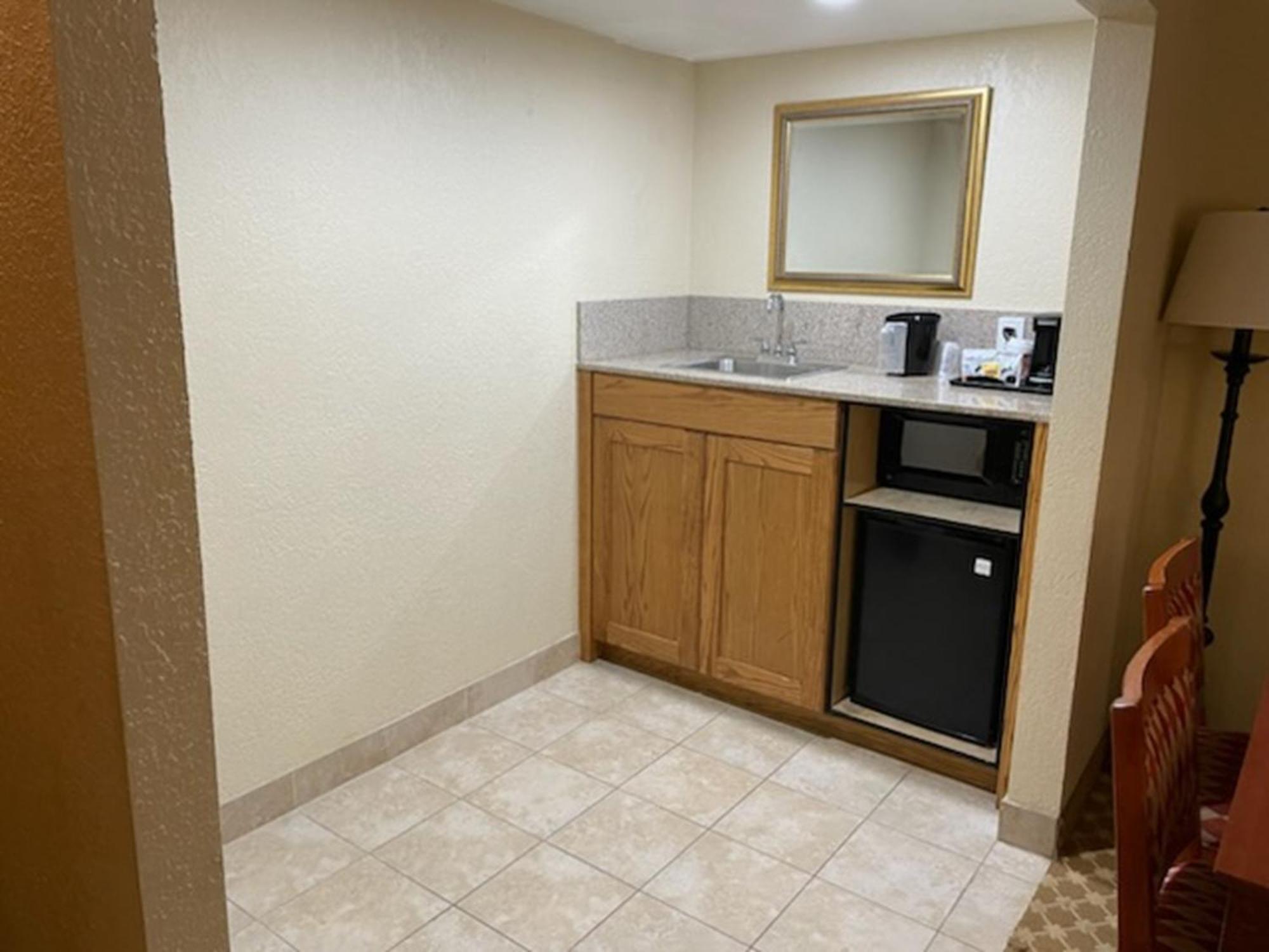 Quality Inn & Suites Saginaw Bagian luar foto