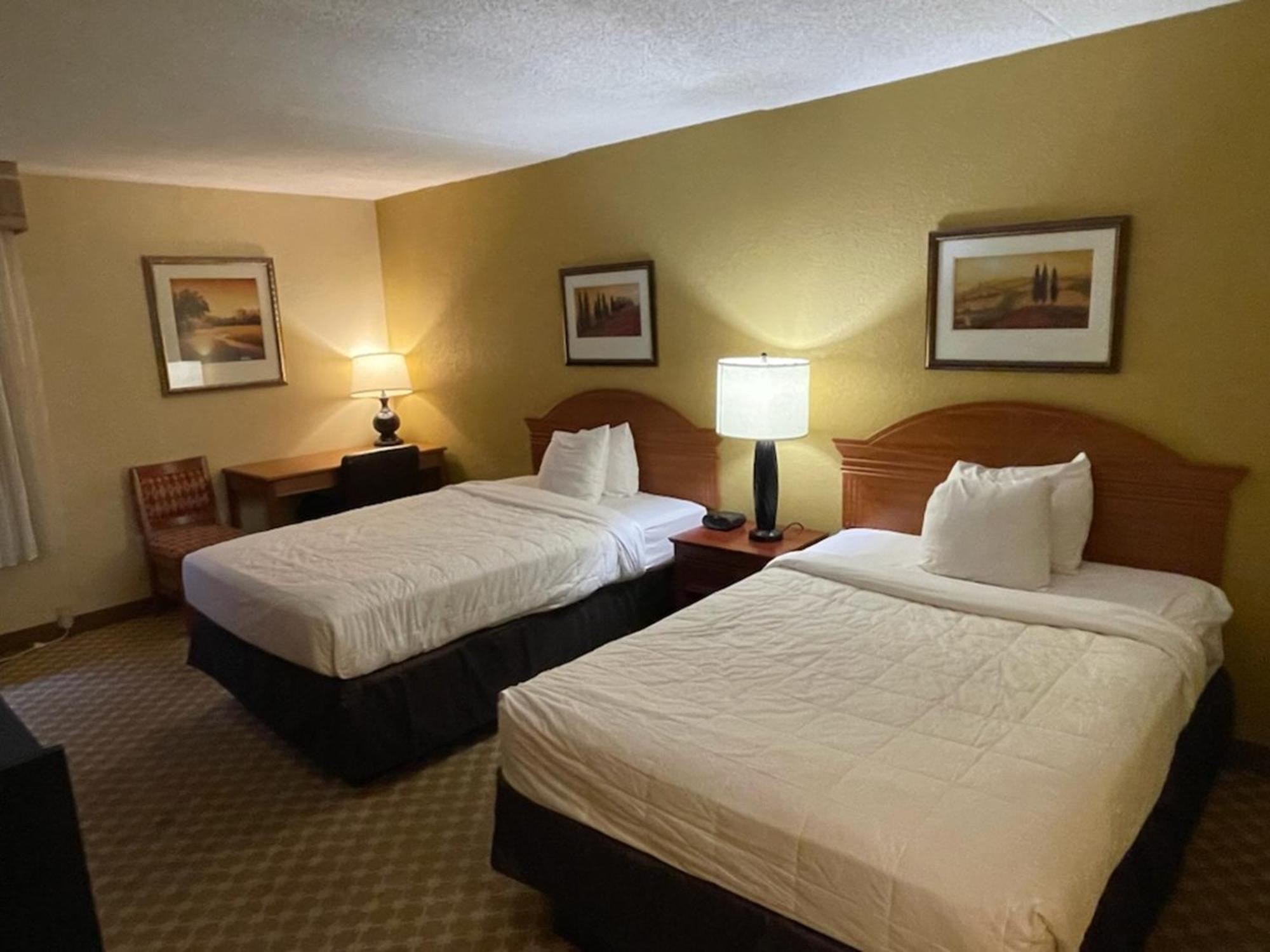 Quality Inn & Suites Saginaw Bagian luar foto